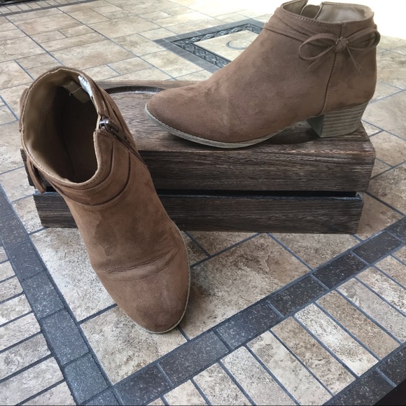 Old Navy Tan Suede-like Low Boots with Bow - Picture 1 of 12